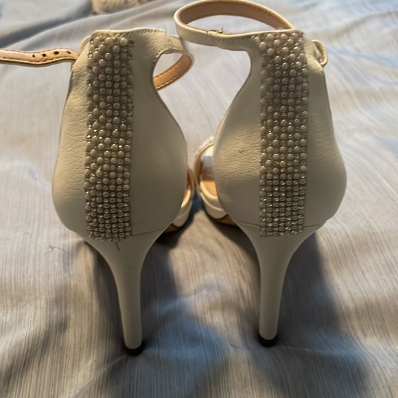 Womens heels with pearl accents!! - Picture 3 of 6